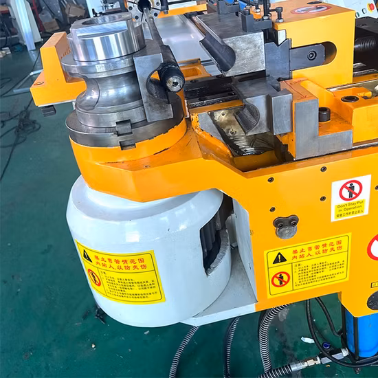 Piegatubi manuali per tubi idraulici per la lavorazione di sbarre collettrici